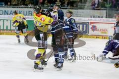 ERC Ingolstadt - Krefeld Pinguine - Joel Perrault #27 Krefeld - Benedikt Schopper (#11 ERC Ingolstadt) im Zweikampf - Foto: Jürgen Meyer