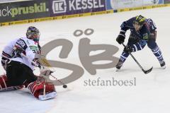 DEL - ERC Ingolstadt - Kölner Haie KEC - Petr Taticek (17) wird von Goalie Danny aus der Birken gefoult, dafür gibts Penalty. Goalie Danny aus der Birken hält den Puck