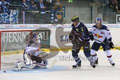 DEL - ERC Ingolstadt - EHC RedBull München - knapp vorbei Petr Taticek (17) links Florian Hardy (Nr.51,Torwart EHC Red Bull München)
