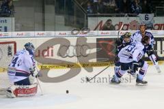 DEL - ERC Ingolstadt - Iserlohn Roosters - rechts zielt Jared Ross (42) auf das Tor, Goalie Mathias Langehält