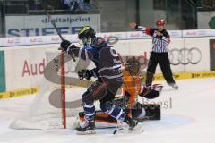 DEL - ERC Ingolstadt - Grizzly Adams Wolfsburg - Brandon Buck (9) knapp am Tor vorbei von Goalie Sebastian Vogl