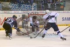 DEL - Eishockey - ERC Ingolstadt - Hamburg Freezers - Ryan MacMurchy (ERC 27) knapp am Tor