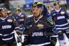 DEL - ERC Ingolstadt - Eisbären Berlin - Björn Barta (33) bei den Fans Jubel Sieg