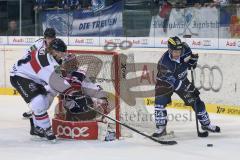 DEL - ERC Ingolstadt - Kölner Haie KEC - rechts Benedikt Kohl (34) umfährt das Tor von Goalie Danny aus den Birken, links Torsten Ankert (KEC)