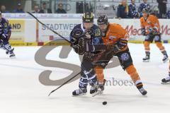 DEL - ERC Ingolstadt - Grizzly Adams Wolfsburg - Christoph Gawlik (19) gegen Jeff Likens