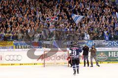 DEL - ERC Ingolstadt - Thomas Sabo Ice Tigers - Brandon Buck (#9 ERC Ingolstadt) bedankt sich bei den Fans - Foto: Jürgen Meyer