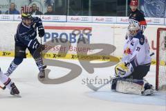 DEL - Eishockey - ERC Ingolstadt - EHC München - links Thomas Greilinger (39) trfft Niklas Treutle (Nr.31,Torwart München) am Helm und Puck geht zum 3:1 ins Tor, Jubel