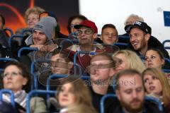 DEL - ERC Ingolstadt - Grizzly Adams Wolfsburg - FC Ingolstadt 04 Spieler auf der Tribüne, Groß, und Hartmann