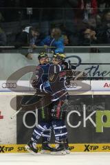 DEL - ERC Ingolstadt - Iserlohn Roosters - Ryan MacMurchy (27) rechts überwindet Goalie Mathias Lange und erzielt in Unterzahl das 1:0 Tor, Jubel mit Brandon Buck (9)