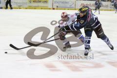 DEL - ERC Ingolstadt - Schwenninger Wild Wings - Petr Taticek (#17 ERC Ingolstadt) - Tom-Patrick Kimmel #16 Schwenningen - Foto: Jürgen Meyer