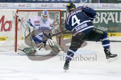 DEL - ERC Ingolstadt - Schwenninger Wild Wings - Aaron Brocklehurst (#4 ERC Ingolstadt) - Dimitri Pätzold Torwart Schwenningen - Foto: Jürgen Meyer