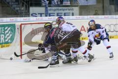 DEL - ERC Ingolstadt - EHC RedBull München - Alleingang von rechts John Laliberte (15) und wird von hinten durch Felix Schuetz (Nr.5,EHC Red Bull München) gestört. Florian Hardy (Nr.51,Torwart EHC Red Bull München) lauert, Puck vorbei