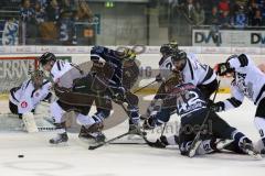 DEL - ERC Ingolstadt - Thomas Sabo Ice Tigers - rechts Jared Ross (42) fällt zu Boden Kampf am Tor Gedränge