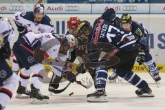 DEL - Eishockey - ERC Ingolstadt - EHC München - Bully Dominik Kahun (Nr.21,EHC Red Bull München) und rechts Petr Taticek (17)