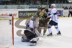 DEL - ERC Ingolstadt - Hamburg Freezers - knapp vorbei am Tor von Sebastien Caron (HF - 35) , mitte Jared Ross (42)