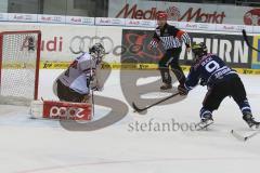 DEL - ERC Ingolstadt - Kölner Haie - Brandon Buck (#9 ERC Ingolstadt) - #33 Danny aus den Birken Torwart Kölner Haie -  Foto: Jürgen Meyer