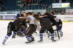 DEL - Saison 2014/2015 - ERC Ingolstadt - Augsburg Panther EV - Das Team feiert mit den Fans Sieg Jubel Tanz