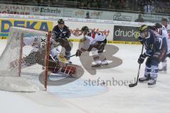 DEL - ERC Ingolstadt - Kölner Haie -  John Laliberte (#15 ERC Ingolstadt) mit dem 1:2 Anschlusstreffer - #33 Danny aus den Birken Torwart Kölner Haie - Foto: Jürgen Meyer