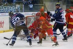 DEL - ERC Ingolstadt - Düsseldorfer EG - Puck knapp vorbei Patrick Hager (52) und Jeffrey Szwez (10)