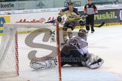 DEL - ERC Ingolstadt - Hamburg Freezers - rechts Brandon Buck (9) erzielt den Ausgleich zum 2:2 gegen Goalie Sebastien Caron (HF - 35)  Tor Jubel