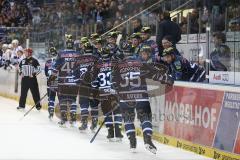 DEL - Eishockey - ERC Ingolstadt - Hamburg Freezers - rechts Christoph Gawlik (ERC 19) trifft zum 6:0 Tor Jubel an der Bande