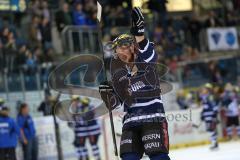 DEL - ERC Ingolstadt - Iserlohn Roosters - 5:2 - Fans jubeln und feiern mit Patrick Hager (52)