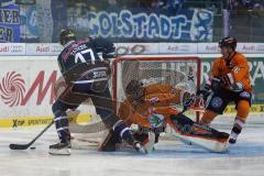 DEL - ERC Ingolstadt - Grizzly Adams Wolfsburg - Petr Taticek (17) knapp am Tor von Goalie Sebastian Vogl