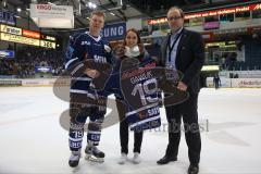 DEL - Eishockey - ERC Ingolstadt - Adler Mannheim - Trikot Übergabe Stadtwerke Ingolstadt links Christoph Gawlik (ERC 19), Gewinnerin und rechts Claudius Rehbein