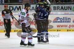 DEL - ERC Ingolstadt - Kölner Haie KEC - Tor zum 1:0 links Torschütze Ryan MacMurchy (27) jubelt mit Brandon Buck (9)