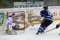 DEL - Eishockey - ERC Ingolstadt - EHC München - Niklas Treutle (Nr.31,Torwart EHC Red Bull München) fängt den Puck von Thomas Greilinger (39)