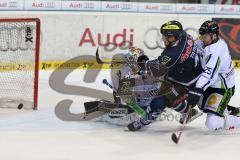 ERC Ingolstadt - Straubing Tigers - Petr Taticek (#17 ERC Ingolstadt) - Dustin Strahlmeier Torwart Straubing - Alexander Dotzler #25 weiss Straubing - Foto: Jürgen Meyer