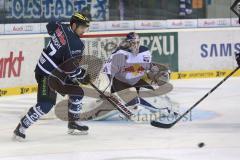 DEL - ERC Ingolstadt - EHC RedBull München - Ryan MacMurchy (27) und Florian Hardy (Nr.51,Torwart EHC Red Bull München)