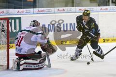 DEL - Saison 2014/2015 - ERC Ingolstadt - Augsburg Panther EV - Solo rechts Christoph Gawlik (19) umfährt Goalie Christopher Mason (AEV) und erzielt das 2:1 Tor Jubel