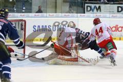 DEL - Eishockey - Playoff - Spiel 5 - ERC Ingolstadt - DEG Düsseldorf - John Laliberte (ERC 15) sieht den Puck hinter Torhüter Tyler Beskorowany (DEG 39) umfährt ihn und trifft zur Führung Tor Jubel, Kurt Davis (DEG 44) kommt nicht hin