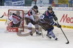 DEL - ERC Ingolstadt - Kölner Haie KEC - rechts Benedikt Kohl (34) umfährt das Tor von Goalie Danny aus den Birken, mitte Torsten Ankert (KEC)