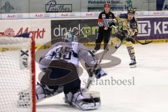 DEL - ERC Ingolstadt - Hamburg Freezers - rechts Brandon Buck (9) erzielt den Ausgleich zum 2:2 gegen Goalie Sebastien Caron (HF - 35)  Tor Jubel