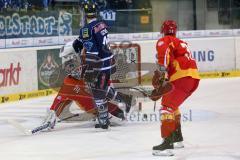 DEL - ERC Ingolstadt - Düsseldorfer EG - Puck am Tor vorbei Torwart (DEG) Tyler Beskorowany und Jeffrey Szwez (10)