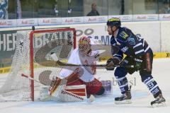 DEL - Eishockey - Playoff - Spiel 5 - ERC Ingolstadt - DEG Düsseldorf - Brendan Brooks (ERC 49) knapp am Tor von Torhüter Tyler Beskorowany (DEG 39), fängt Puck in der Luft