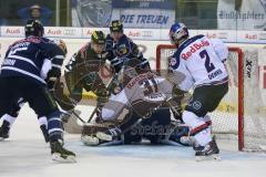 DEL - Eishockey - ERC Ingolstadt - EHC München - Derek Hahn (43) links knapp am Tor von Niklas Treutle (Nr.31,Torwart EHC Red Bull München)