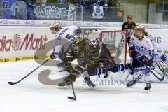 DEL - ERC Ingolstadt - Schwenninger Wild Wings - Petr Taticek (#17 ERC Ingolstadt) - Ryan Caldwell #5 Schwenningen - Foto: Jürgen Meyer
