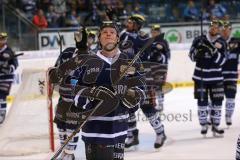 DEL - ERC Ingolstadt - Iserlohn Roosters - 5:2 - Sieg Spiel ist aus, Spieler feiern mit den Fans, Christoph Gawlik (19)