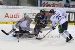 ERC Ingolstadt - Straubing Tigers - Petr Taticek (#17 ERC Ingolstadt) - Dustin Strahlmeier Torwart Straubing - Alexander Dotzler #25 weiss Straubing - Foto: Jürgen Meyer