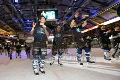 DEL - Eishockey - ERC Ingolstadt - Hamburg Freezers - Sieg im letzten DEL Spiel der Saison, die Mannschaft feiert mit den Fans, Benedikt Kohl (ERC 34)