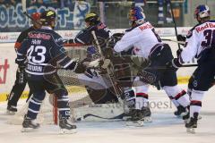 DEL - ERC Ingolstadt - EHC RedBull München - Zusammenprall mit Torwart Martin Davidek (12) und Florian Hardy (Nr.51,Torwart EHC Red Bull München)