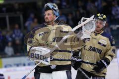 DEL - ERC Ingolstadt - Hamburg Freezers - Niederlage Torwart Timo Pielmeier (51), rechts Björn Barta (33)