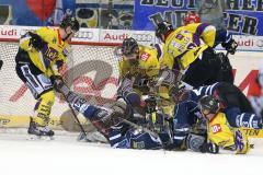 ERC Ingolstadt - Krefeld Pinguine - Benedikt Kohl (#34 ERC Ingolstadt) - John Laliberte (#15 ERC Ingolstadt) - Tomas Duba Torwart Krefeld - Foto: Jürgen Meyer