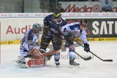 DEL - ERC Ingolstadt - Iserlohn Roosters - Christoph Gawlik (19) im Zweikampf mit links Goalie Mathias Lange