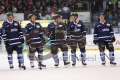 DEL - Saison 2014/2015 - ERC Ingolstadt - Augsburg Panther EV - das Team kniet vor den Fans Sieg Jubel, Patrick Köppchen (55) singt