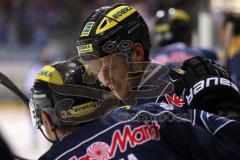 DEL - ERC Ingolstadt - Iserlohn Roosters - Scherze auf der Bank Björn Barta (33) und Patrick Hager (52)