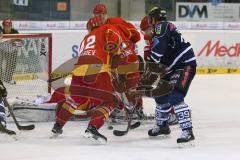 DEL - ERC Ingolstadt - Düsseldorfer EG - Gedränge vor dem Tor von Torwart (DEG) Tyler Beskorowany und rechts Thomas Greilinger (39)